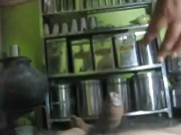Tantine ya Inde du Sud abongisaka libolo ya noko mature ya partenaire na ye na internet pona kosibana.