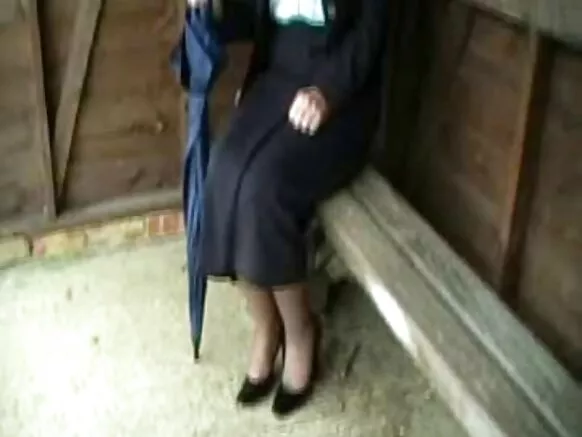 UK Sarah, na arrêt ya bus, porno ya mokolo ya ba mamans.