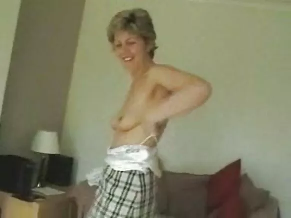 Sarah - Basi ya Amateur ya Vieux Busty na Suki.