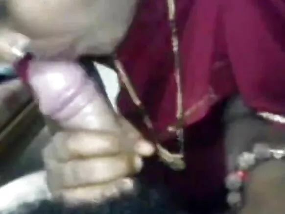 Ba filles mindele na saree rouge basibi na ba amoureux.