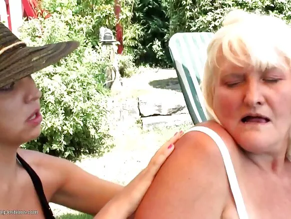 Busty granny anal asibi milf moko ya jeune mature et sexy na libolo ya munene.