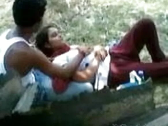 Fille indienne atiki noko asiba video ya ofele na mabele ya mindele pona kosakana na molingami na ye na parc.