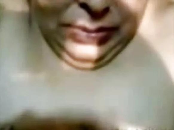 Tantine indienne apesi ba vidéos érotiques ya blowjob na elongi ya basi ya mature.