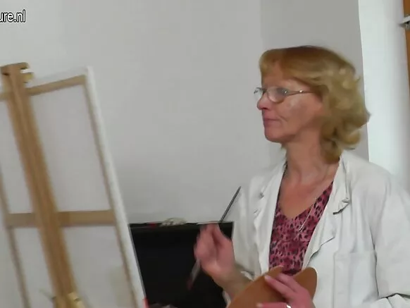 Vieux noko artiste azui kosibana na jeune modèle na ye.
