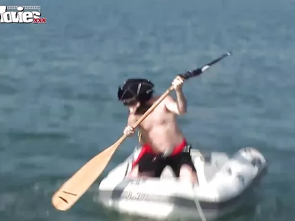 Ba vidéos ya kosekisa ya ba jeunes filles na mibali ya kala, sexe na fête ya bateau allemand.