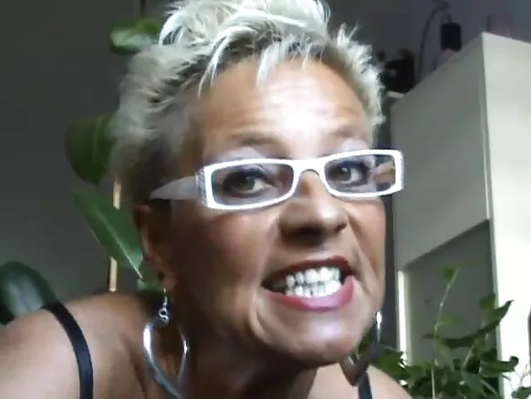 German mature milf alakisi ndenge moto azali kosukola libolo ya mokóló na video ya ndako.