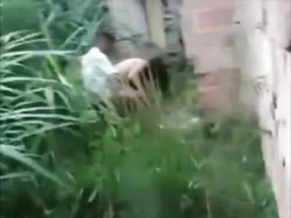 Voisin eza video ya basi ya mature oyo balali ba kangami bazo siba na patio.