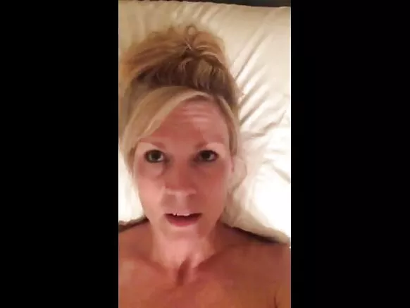Sexy hot MILF enregistre ye moko cumming tango azali kolobela ba vidéos ya saleté ya ndaku ya basi ya mature bazo siba.
