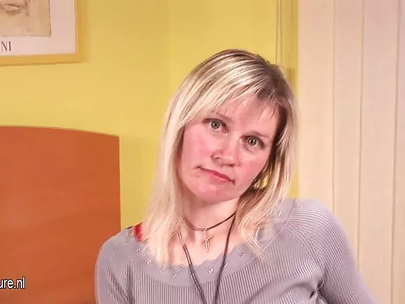 Mawa ya ndako blonde Patricia Mojada atikali kosibana ye moko na madame moko kitoko.