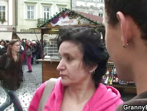 Vieux noko na mabele minene, noko mature touriste a sauter na libolo na ye.